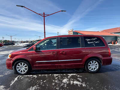 2016 Chrysler Town & Country, $5976. Photo 1