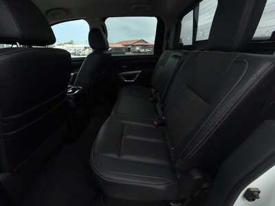 2018 Nissan Titan, $26676. Photo 8