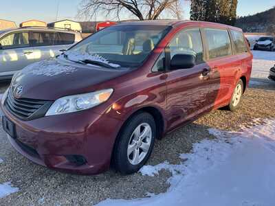 2014 Toyota Sienna, $13900. Photo 1