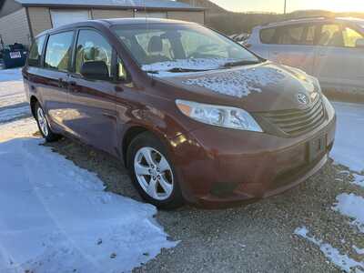 2014 Toyota Sienna, $13900. Photo 2