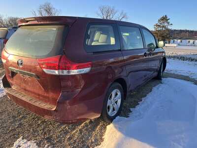 2014 Toyota Sienna, $13900. Photo 3