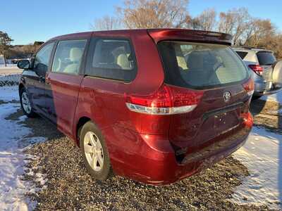 2014 Toyota Sienna, $13900. Photo 4