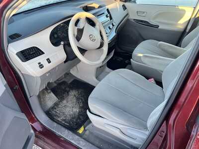 2014 Toyota Sienna, $13900. Photo 5