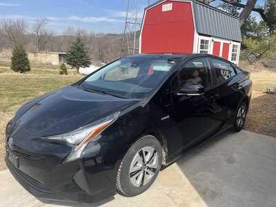 2016 Toyota Prius, $14900. Photo 1