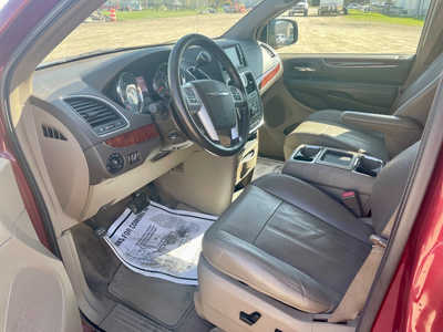 2012 Chrysler Town & Country, $5998. Photo 9