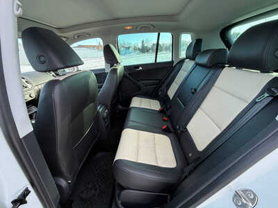 2017 Volkswagen Tiguan, $10998. Photo 11