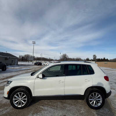 2017 Volkswagen Tiguan, $10998. Photo 2