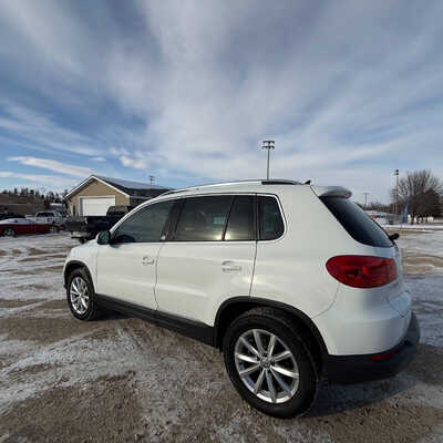 2017 Volkswagen Tiguan, $10998. Photo 3