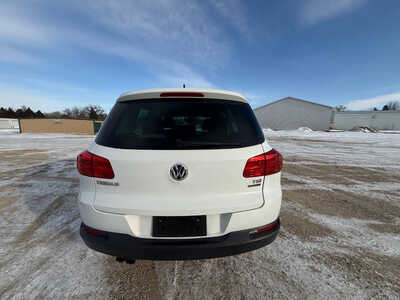2017 Volkswagen Tiguan, $10998. Photo 4