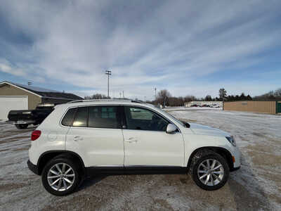 2017 Volkswagen Tiguan, $10998. Photo 6