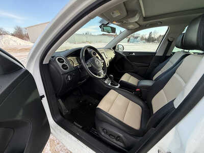 2017 Volkswagen Tiguan, $10998. Photo 9