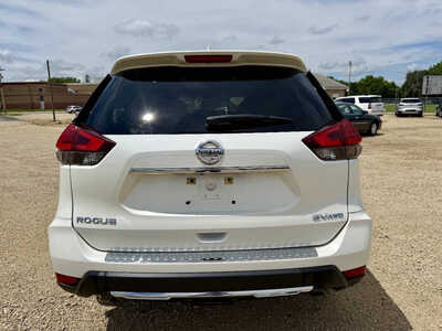 2017 Nissan Rogue, $12698. Photo 4