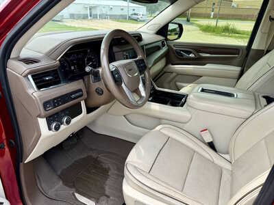 2021 GMC Yukon XL, $42198. Photo 9