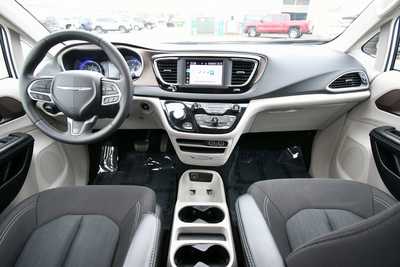 2022 Chrysler Voyager, $21000. Photo 3