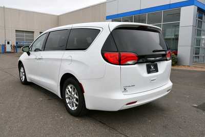 2022 Chrysler Voyager, $21000. Photo 5