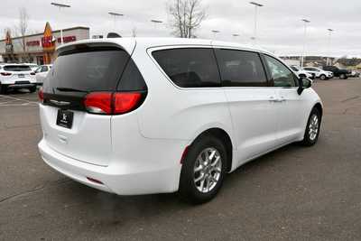 2022 Chrysler Voyager, $21000. Photo 8