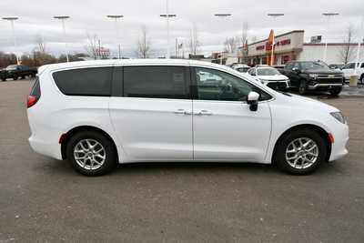 2022 Chrysler Voyager, $21000. Photo 9