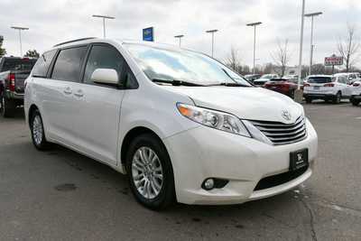 2016 Toyota Sienna, $17000. Photo 10