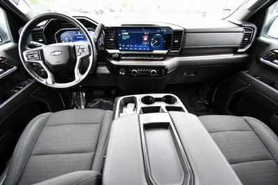 2023 Chevrolet 1500 Crew Cab, $38250. Photo 3