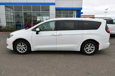 2022 Chrysler Voyager, $18750. Photo 4