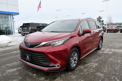 2023 Toyota Sienna, $34497. Photo 2