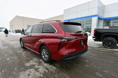 2023 Toyota Sienna, $34497. Photo 4