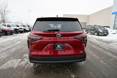 2023 Toyota Sienna, $34497. Photo 5