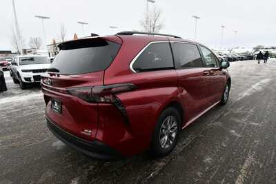 2023 Toyota Sienna, $34497. Photo 6