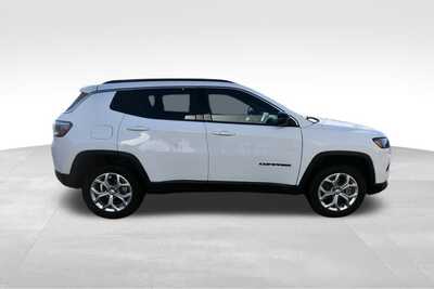 2024 Jeep Compass, $18907. Photo 9
