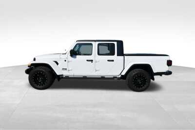 2022 Jeep Gladiator, $26844. Photo 4