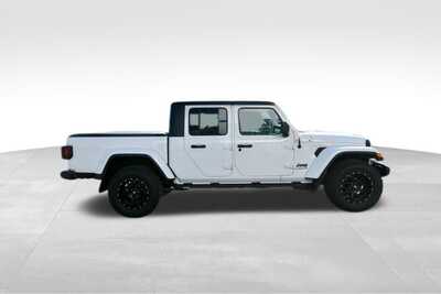 2022 Jeep Gladiator, $26844. Photo 9