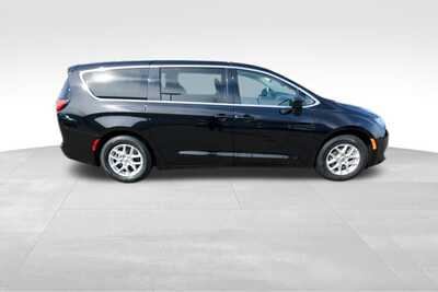 2024 Chrysler Voyager, $24614. Photo 8