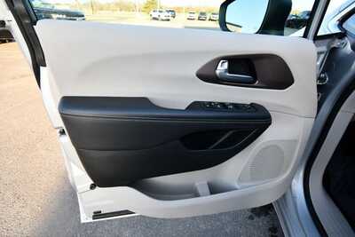 2024 Chrysler Voyager, $25097. Photo 10