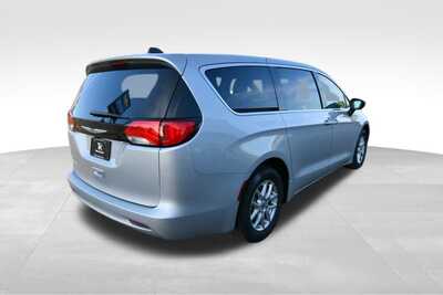 2024 Chrysler Voyager, $25097. Photo 7
