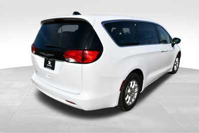 2024 Chrysler Voyager, $25612. Photo 7