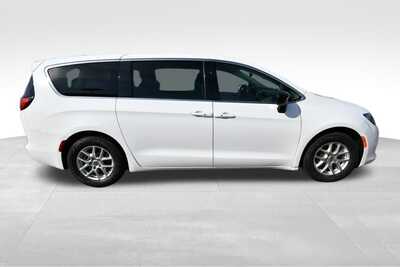 2024 Chrysler Voyager, $25612. Photo 8