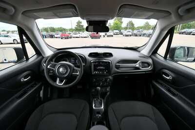 2023 Jeep Renegade, $17347. Photo 3