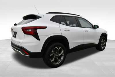 2025 Chevrolet Trax, $19578. Photo 8