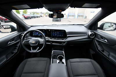 2025 Chevrolet Equinox, $25657. Photo 3