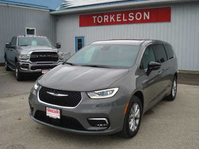 2025 Chrysler Pacifica, $47808. Photo 1