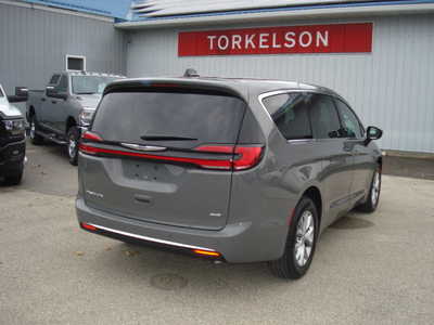2025 Chrysler Pacifica, $47808. Photo 4