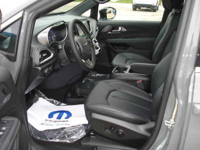 2025 Chrysler Pacifica, $47808. Photo 7