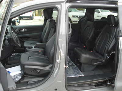 2025 Chrysler Pacifica, $47808. Photo 8