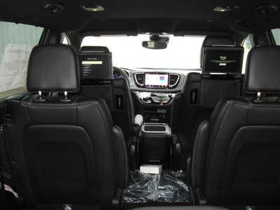 2025 Chrysler Pacifica, $47808. Photo 10
