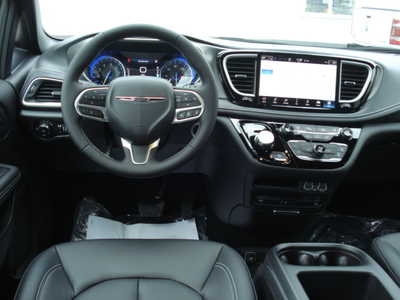 2025 Chrysler Pacifica, $47808. Photo 12