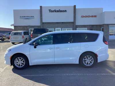 2024 Chrysler Pacifica, $32575. Photo 2