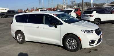 2024 Chrysler Pacifica, $32575. Photo 3
