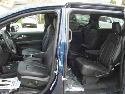2025 Chrysler Pacifica, $44287. Photo 8