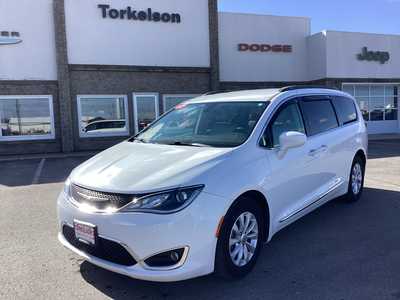 2017 Chrysler Pacifica, $15975. Photo 2
