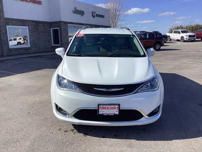 2017 Chrysler Pacifica, $15975. Photo 3